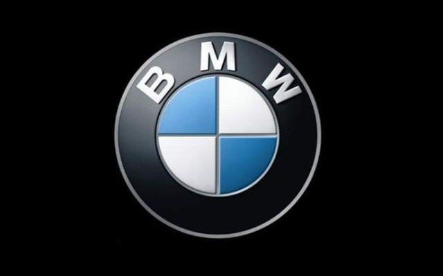 Mọi người thường đoán rằng phần trung tâm của logo BMW là cánh quạt đang quay, ngụ ý ám chỉ quá khứ từng làm trong ngành công nghiệp hàng không của công ty. Nhưng thật ra nó đơn giản chỉ là cờ của vùng Bayern (Đức), nơi công ty ra đời. Nguồn ảnh: Bestlifeonline.