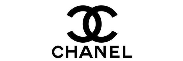Có nhiều câu chuyện đằng sau lịch sử về mẫu logo của Chanel. Tuy nhiên, giả thiết có cơ sở nhất chính là ký tự viết tắt của cái tên “Coco”. Bởi người sáng lập ra thương hiệu là Gabrielle Bonheur Chanel với nghệ danh “Coco”, sau khi trở thành nhà thiết kế nổi tiếng, chúng đã gắn với họ của bà để tạo nên một thương hiệu thời trang danh giá: Coco Chanel.