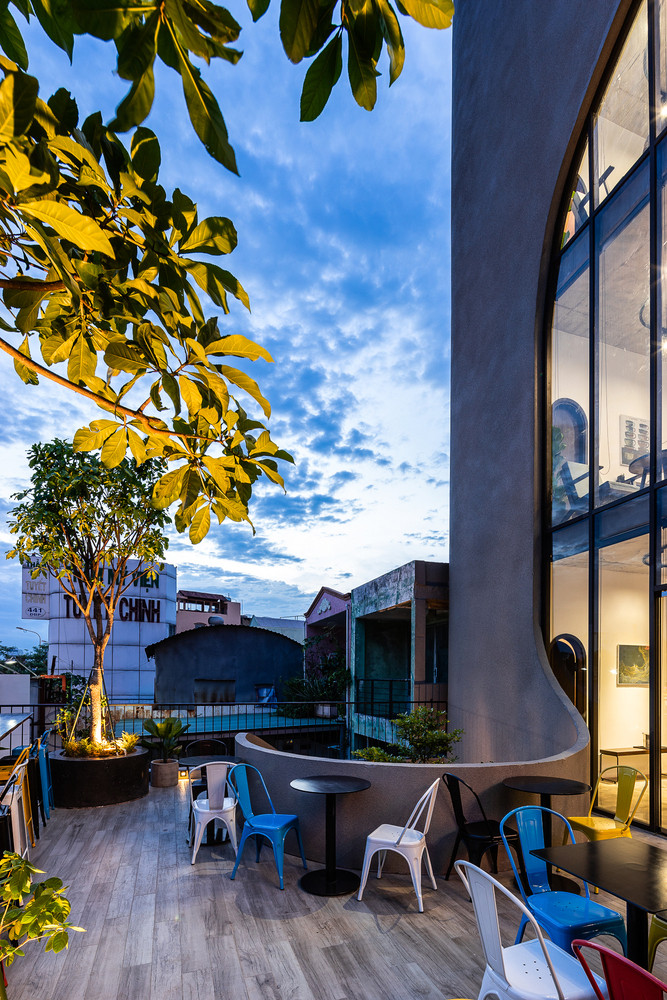 Không gian ngoài trời rộng rãi, thoáng đãng hiếm có giữa thành phố náo nhiệt.