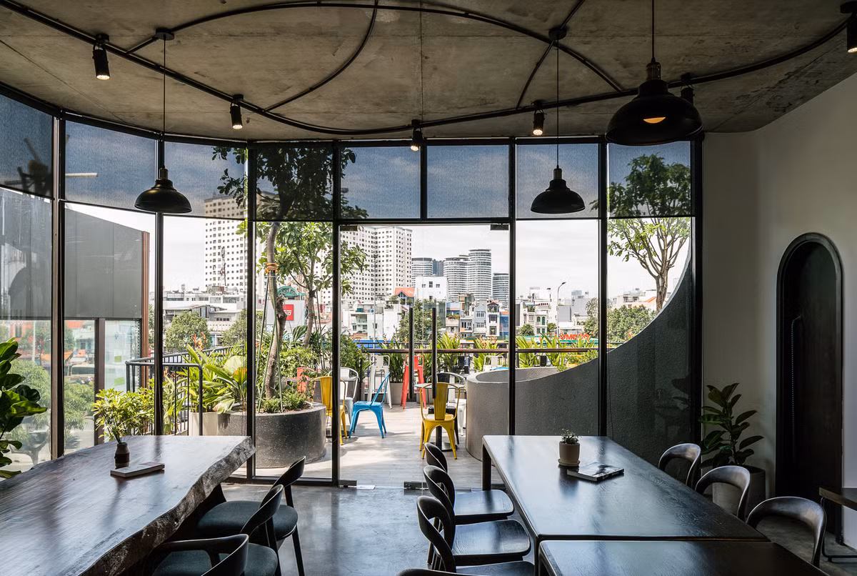 Hiên trước, sân trong, sân ngoài và không gian bên trong đều được các kiến trúc sư sắp đặt một cách khéo léo, có chủ ý để gắn kết các tầng lại với nhau.