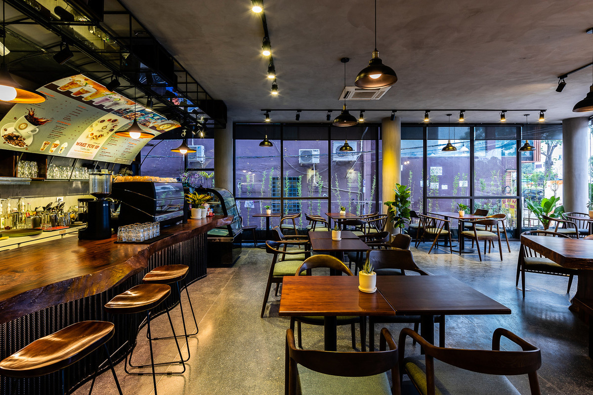 Quán cũng trồng rất nhiều cây xanh để khách hàng có thể thoải mái ngồi cafe ngoài trời mà không bị ảnh hưởng bởi cái nắng Sài Gòn oi bức.