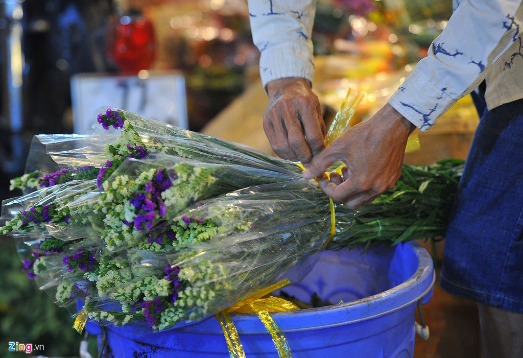 Nhiều tiểu thương thay vì chỉ bán nhành cây hoa thô như thường lệ, dịp này họ cắt tỉa thành từng bó để bán với giá tốt hơn. Khách hàng muốn tiết kiệm thời gian bó hoa có thể chọn loại sản phẩm này.