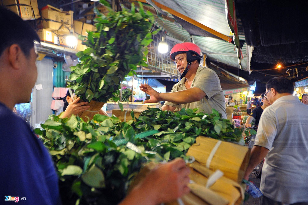 Năm nay, sau ngày Valentine, thị trường hoa tiếp tục đìu hiu do ảnh hưởng của dịch Covid-19, cộng thêm ngày 8/3 rơi vào chủ nhật, nên lượng mua giảm khá mạnh. Bù lại, nhiều tiểu thương cho biết họ nhận nhiều đơn đặt hàng từ các tỉnh hơn. Vì thế lượng hoa nhập tăng gấp đôi so với ngày thường, đặc biệt trong ngày 7/3.