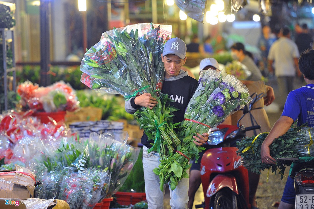 Nhiều tiểu thương thay vì chỉ bán nhành cây hoa thô như thường lệ, dịp này họ cắt tỉa thành từng bó để bán với giá tốt hơn. Khách hàng muốn tiết kiệm thời gian bó hoa có thể chọn loại sản phẩm này.
