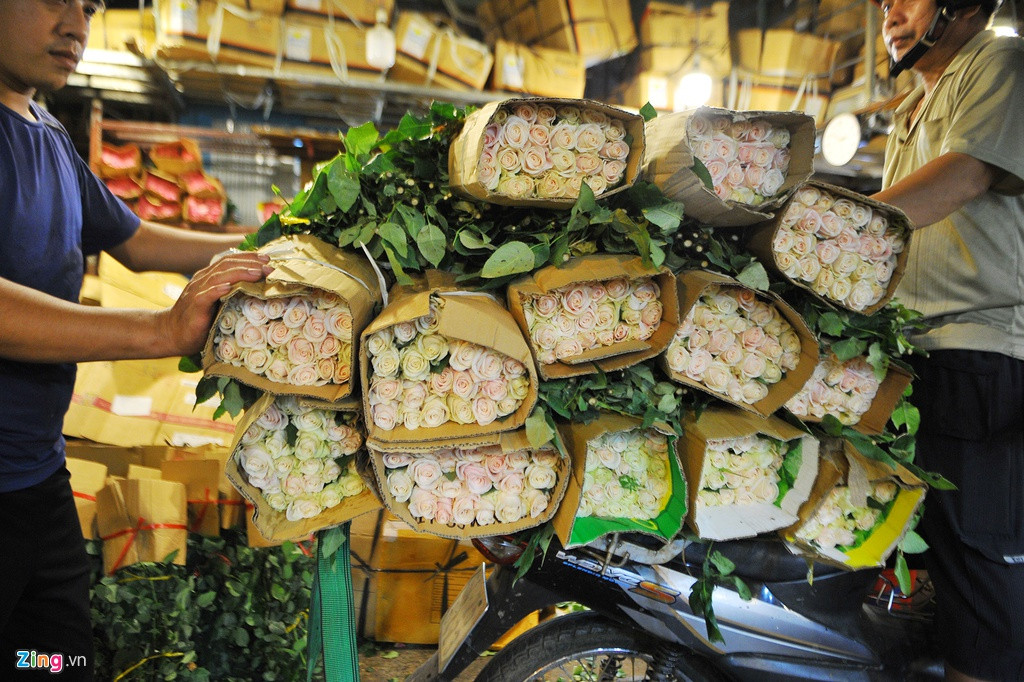 Chợ bày bán hàng trăm loại hoa, đa phần có nguồn gốc Đà Lạt (Lâm Đồng) nên chợ cũng được mệnh danh là "Cao nguyên Lang Biang" giữa lòng thành phố.