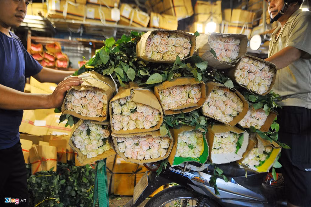 Chợ bày bán hàng trăm loại hoa, đa phần có nguồn gốc Đà Lạt (Lâm Đồng) nên chợ cũng được mệnh danh là "Cao nguyên Lang Biang" giữa lòng thành phố.