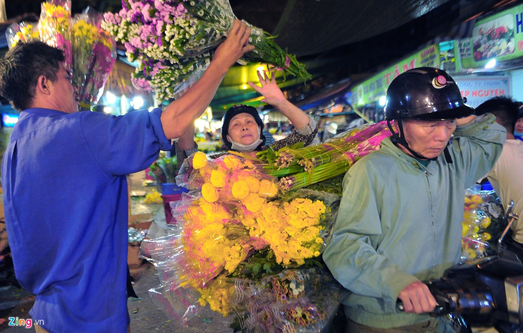 Vợ chồng bà Hòa (Bình Thạnh) tất bật hàng tiếng đồng hồ để lựa chọn hoa. "Hôm nay, tôi sẽ mua khoảng 100 bó các loại. Giá cả tăng khoảng 5% so với ngày thường, tôi thấy chấp nhận được", bà Hòa cho biết.