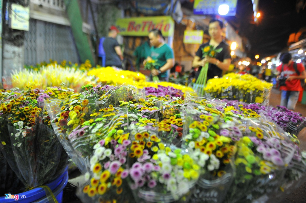 Hoa cúc, huệ, hồng, hướng dương, pense... là những loại được bày bán nhiều hơn cả. Theo ghi nhận, giá hoa dịp 8/3 năm nay tăng so với những ngày trước khoảng 5-10%.