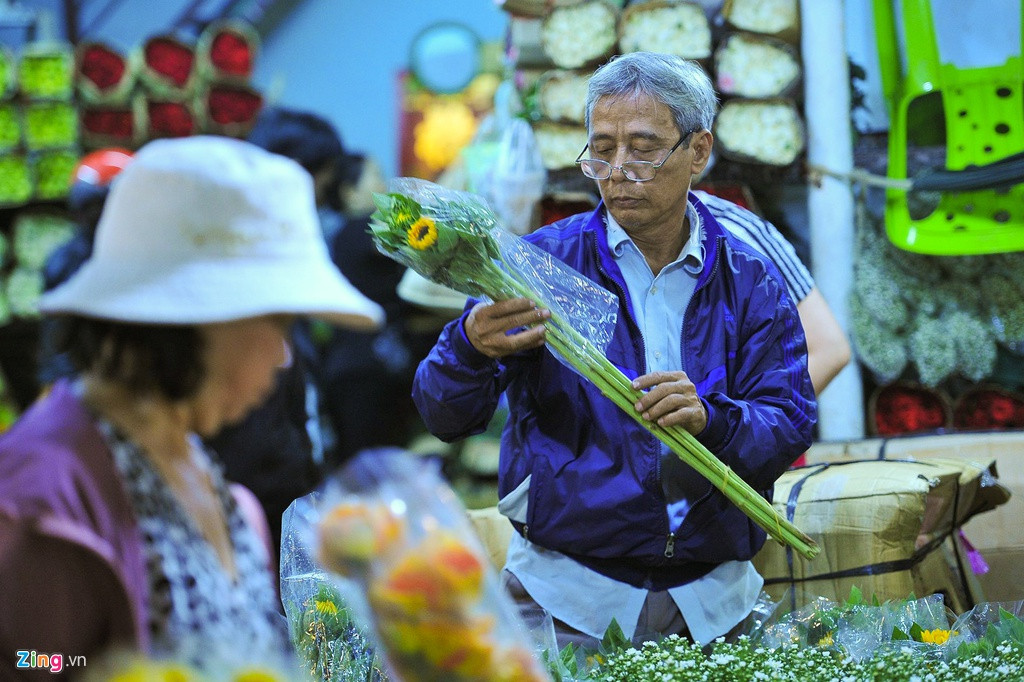 Khách hàng lựa chọn cẩn thận từng bó để tránh mua phải hoa bị dập nát, héo úa.