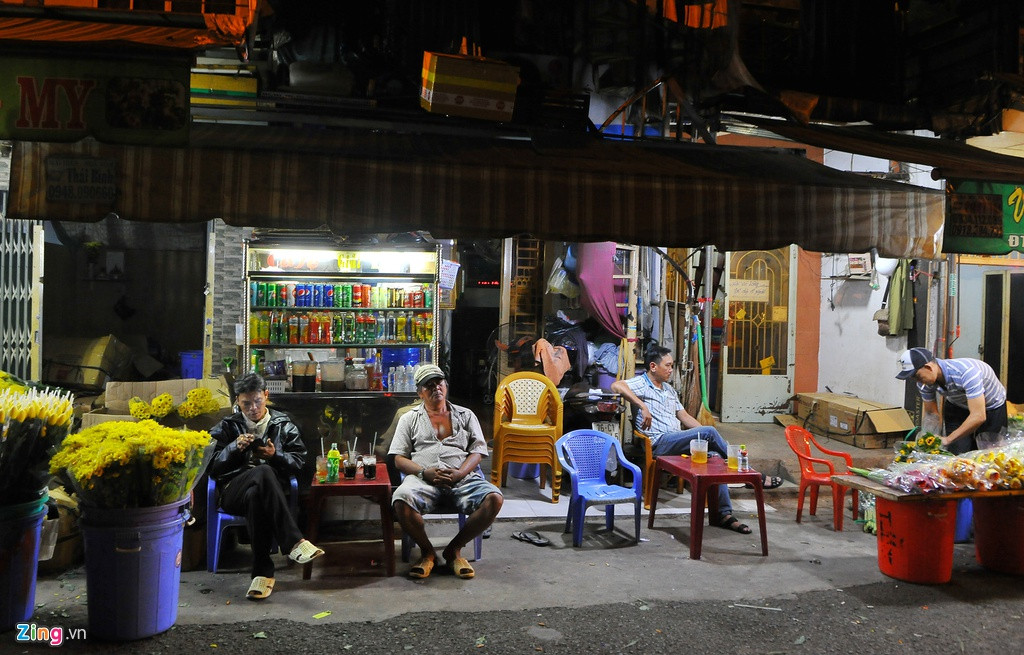 Nhiều quán ăn, quán nước cũng mở bán xuyên đêm để phục vụ người mua bán tại chợ.