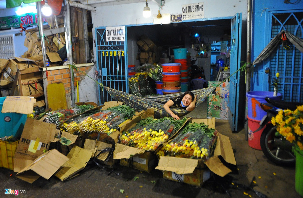 Dù phải thức đêm liên tục nhưng nhiều tiểu thương tỏ ra khá khoải mái. "Tôi đang chờ mấy khách từ Long An đến lấy hoa nên chưa ngủ. Việc thức đêm của mọi người ở đây là bình thường", tiểu thương này nói.