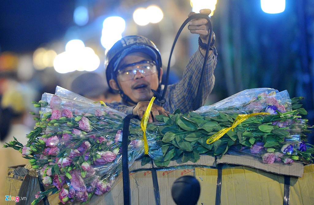 Anh Thắng mua khoảng 500 cây hoa hồng kem về chuẩn bị bán lẻ tại một số khu dân cư, giá sỉ khoảng 2.000 đồng/cây. "Sau khi mua về, tôi sẽ bó thành từng bó, trang trí cắt tỉa cho bắt mắt. Nhiều năm nay tôi bán loại hoa này, hàng khá hút khách", anh Thắng chia sẻ.