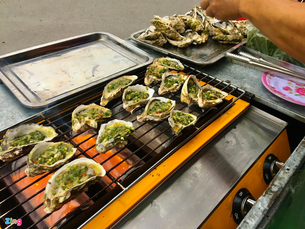 Các xe bán hàu nướng lưu động bắt đầu hoạt động từ chiều tối cho đến khi hết hàng. Ảnh: Zing.