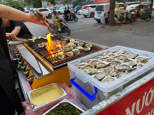 Trung bình, mỗi xe bán được từ 200 - 400 con hàu/buổi. Có xe đắt khách bán được tới 500 - 600 con hàu/tối. Tính ra, các chủ xe hàng bán hàu nướng sẽ thu về khoảng 1,5-2,5 triệu đồng chưa trừ chi phí. Ảnh: Saostar.