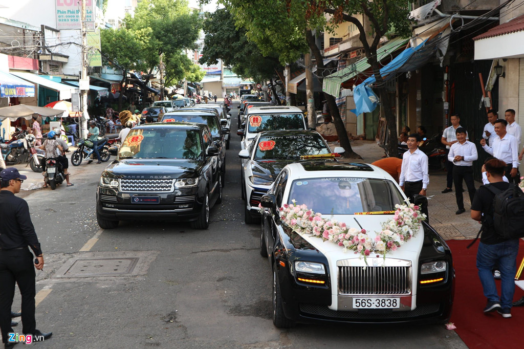 Không chỉ vậy, đoàn xe đưa dâu còn gây chú ý với dàn xe hơn 50 tỷ đồng của đại gia Minh Nhựa. Ảnh: Zing.