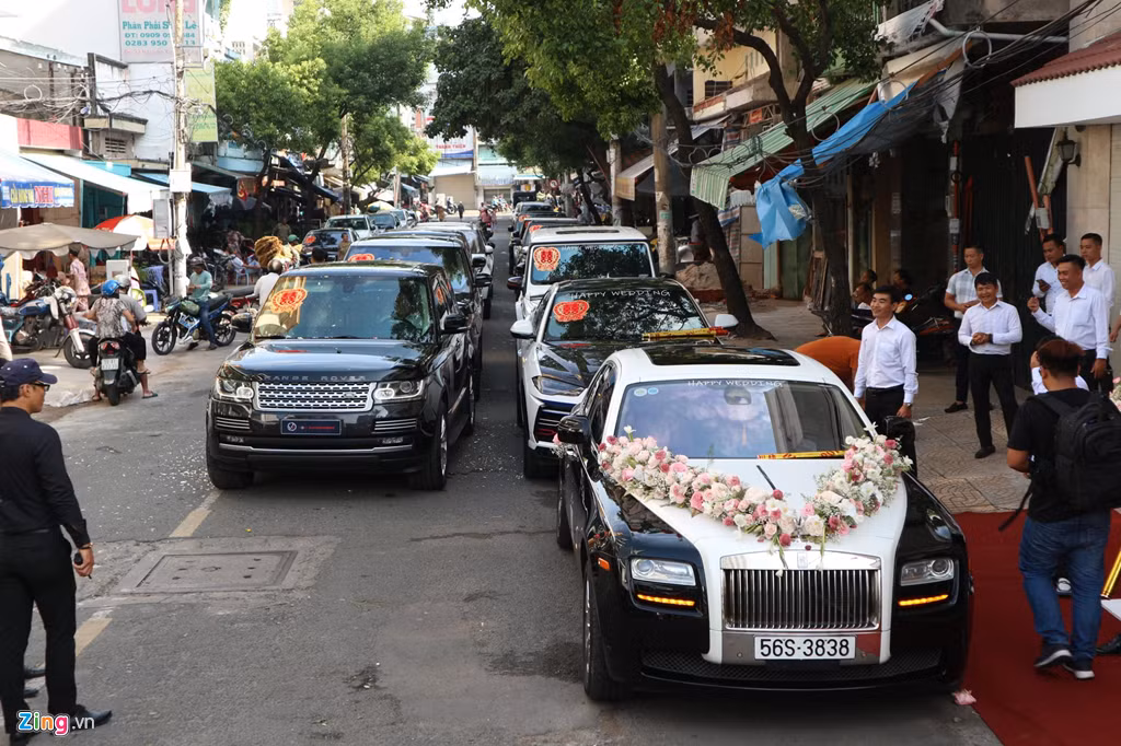 Không chỉ vậy, đoàn xe đưa dâu còn gây chú ý với dàn xe hơn 50 tỷ đồng của đại gia Minh Nhựa. Ảnh: Zing.