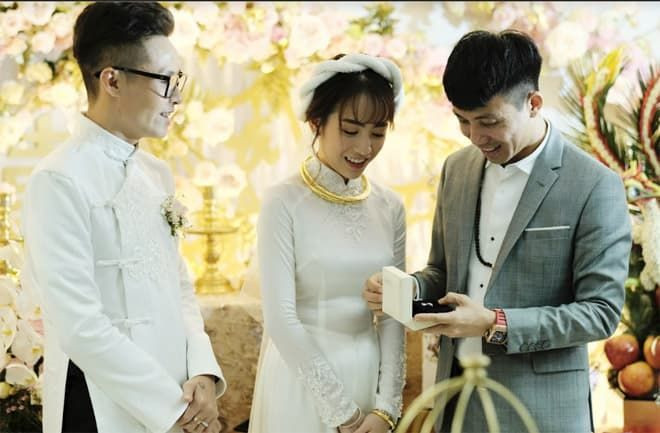 Sau đám cưới, có nguồn tin tiết lộ rằng tính sơ sơ buổi tiệc diễn ra ở trung tâm hội nghị đắt đỏ bậc nhất Sài Gòn, Minh Nhựa đã phải chi khoảng 20 tỷ. Riêng tiền hoa tươi cao cấp dùng để trang trí là đã hơn 700 triệu đồng. Ảnh: Bestie.