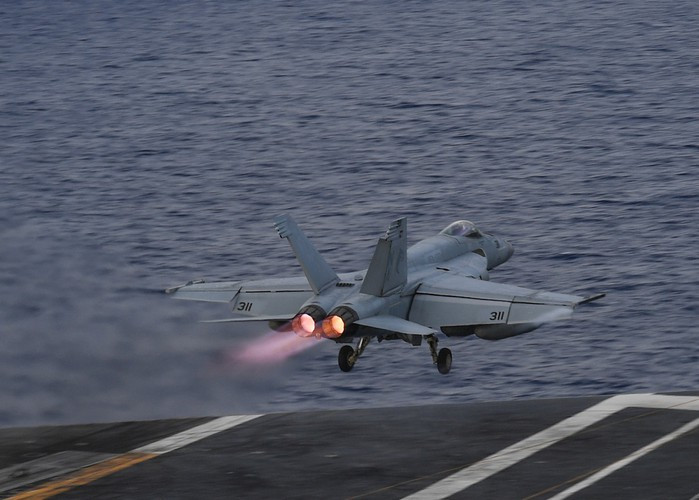 Tiêm kích F/A-18 hạ cánh sau khi hoàn thành nhiệm vụ. Sự xuất hiện cùng lúc của hai tàu sân bay Mỹ trên Biển Đông là một phản ứng mạnh mẽ của Washington đối với các hoạt động quân sự của Trung Quốc.