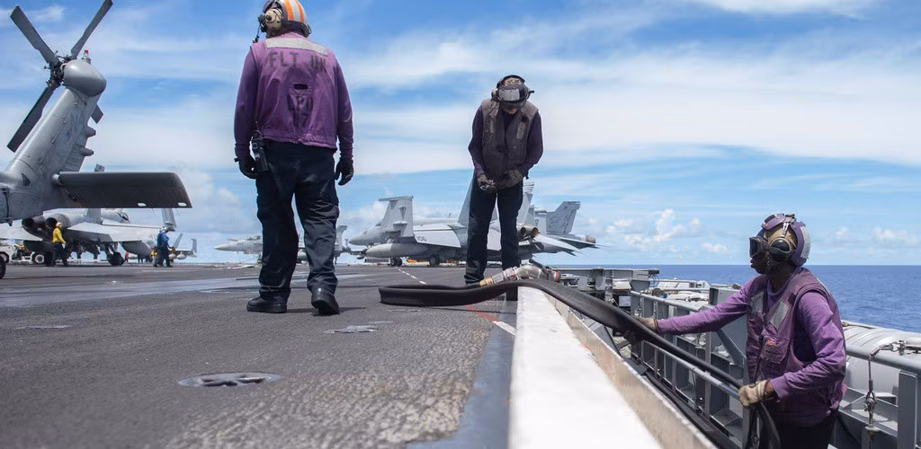 Trung úy Joe Jeiley, phát ngôn viên Hạm đội 7, cho biết hoạt động trên Biển Đông cung cấp cơ hội huấn luyện nâng cao cho hạm đội, đáp ứng các tính huống phức tạp trong khu vực.