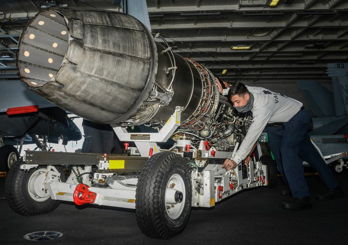 Trong một tuyên bố hôm 2-7, Lầu Năm Góc nói các cuộc tập trận của Trung Quốc là hành động mới nhất trong chuỗi các hành động đẩy yêu sách phi lý, gây bất ổn và bất lợi cho các nước láng giềng Đông Nam Á. Hình ảnh động cơ của tiêm kích hạm trên tàu sân bay của Mỹ.