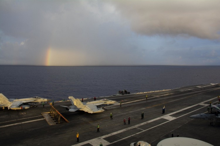 Tiêm kích F/A-18 cất cánh trên tàu sân bay Nimitz. Thời gian gần đây, Hải quân Mỹ tăng cường phô trương sức mạnh ở Ấn Độ Dương - Thái Bình Dương.