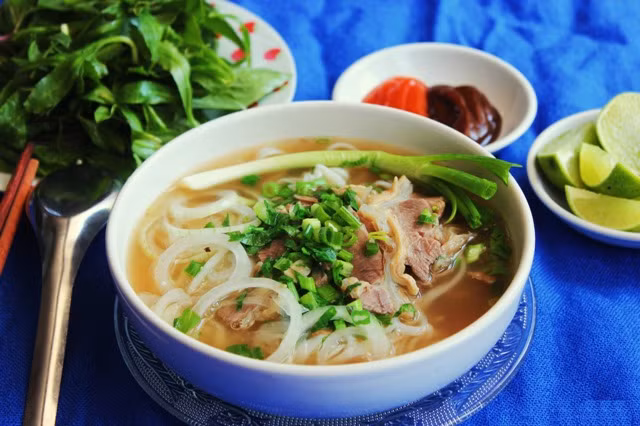 Gia vị ăn kèm phở là loại tương Sriracha nổi tiếng. Ảnh minh họa.
