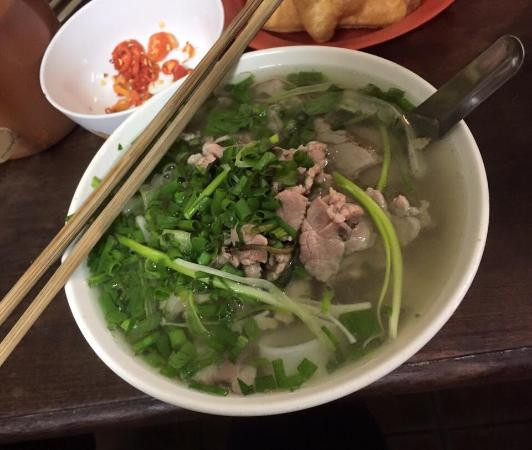 Có bà nội trợ lại cho rằng nếu nước phở được nấu bằng tôm thì sẽ không thể ngon bằng phở ninh xương bò truyền thống. Ảnh minh họa.