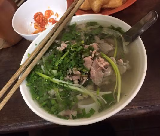 Có bà nội trợ lại cho rằng nếu nước phở được nấu bằng tôm thì sẽ không thể ngon bằng phở ninh xương bò truyền thống. Ảnh minh họa.