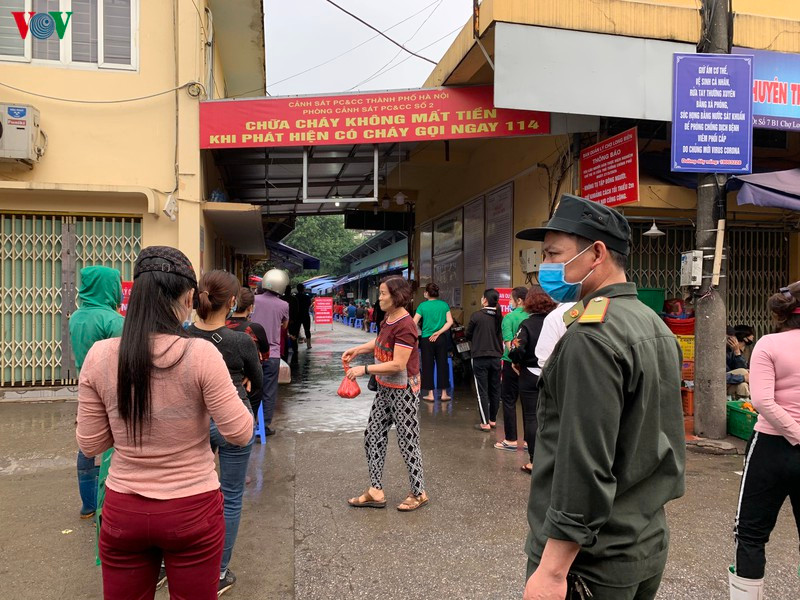 Theo ghi nhận của phóng viên VOV.VN, tại điểm xét nghiệm chợ Long Biên, các hộ tiểu thương kinh doanh nghiêm túc xếp hàng, mỗi vị trí cách nhau tối thiểu 2 mét.