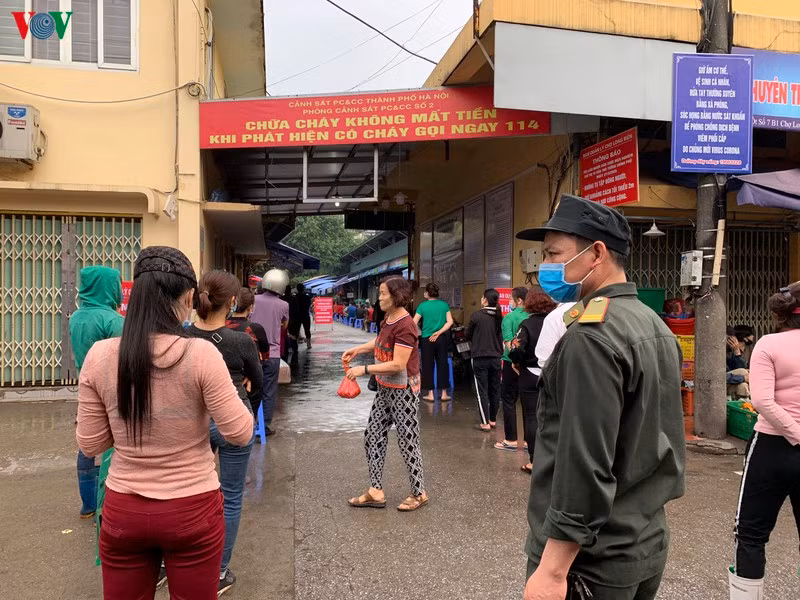 Theo ghi nhận của phóng viên VOV.VN, tại điểm xét nghiệm chợ Long Biên, các hộ tiểu thương kinh doanh nghiêm túc xếp hàng, mỗi vị trí cách nhau tối thiểu 2 mét.
