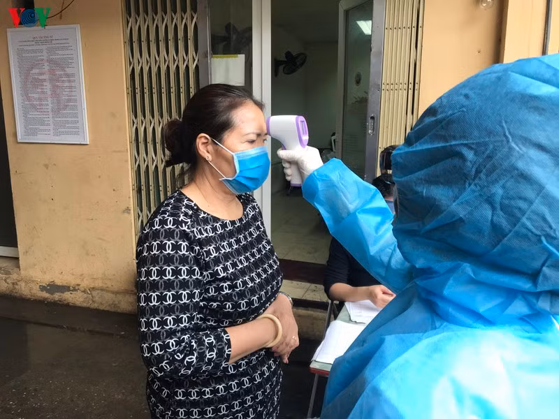 Mọi người dân đều được đo thân nhiệt và lấy thông tin trước khi vào khu vực lấy máu xét nghiệm.