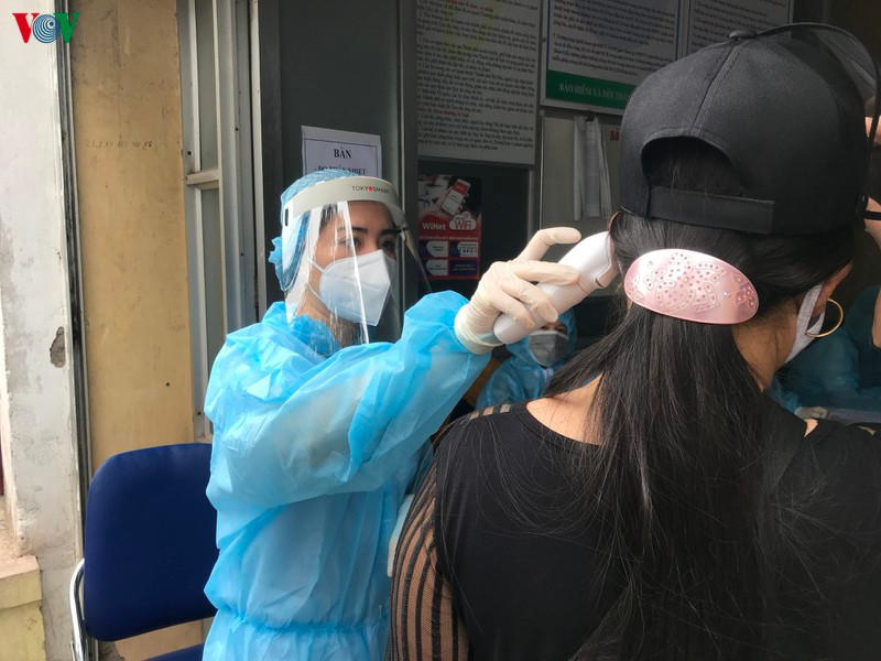 Người dân khi tới đây đều được đo nhiệt độ và lấy mọi thông tin dịch tễ trước khi vào phía trong khu vực xét nghiệm.
