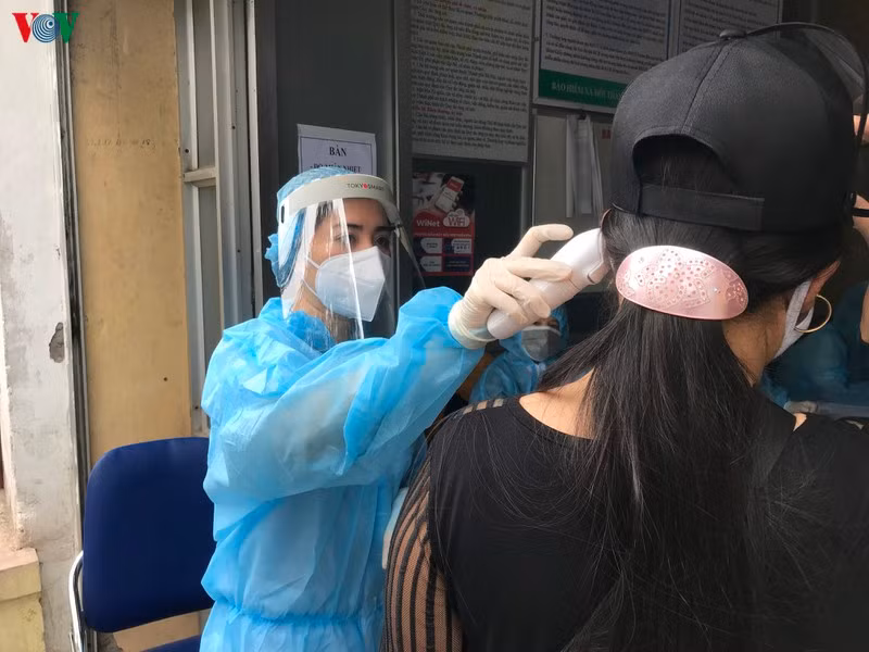 Người dân khi tới đây đều được đo nhiệt độ và lấy mọi thông tin dịch tễ trước khi vào phía trong khu vực xét nghiệm.