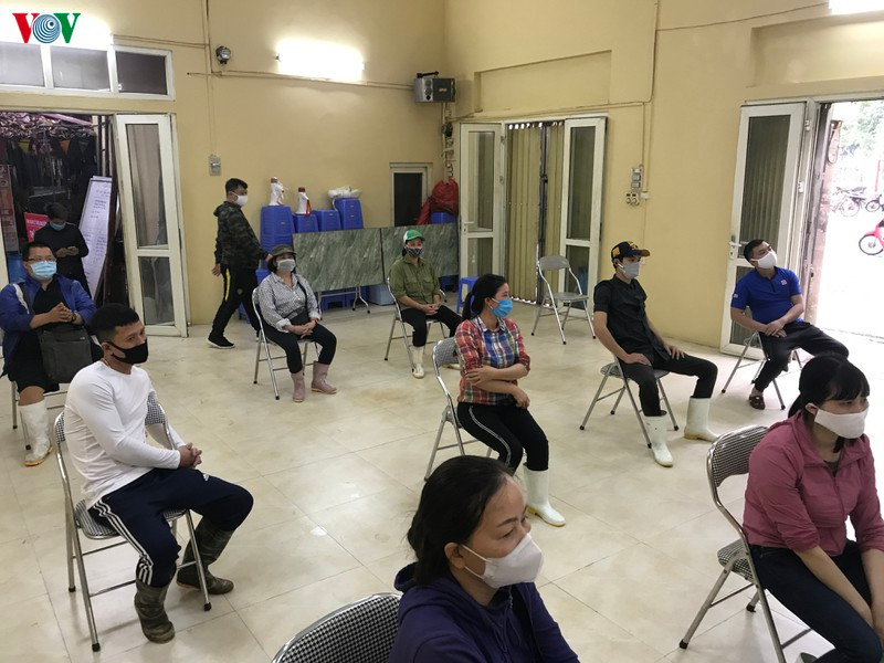 Trưởng BQL chợ Long Biên, ông Nguyễn Trọng Nghĩa cho biết: "Chúng tôi đã chuẩn bị đầy đủ mọi công tác như giãn cách, khử khuẩn và an ninh, trật tự để đảm bảo có thể lấy mẫu xét nghiệm đúng tiến độ".