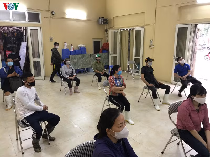 Trưởng BQL chợ Long Biên, ông Nguyễn Trọng Nghĩa cho biết: "Chúng tôi đã chuẩn bị đầy đủ mọi công tác như giãn cách, khử khuẩn và an ninh, trật tự để đảm bảo có thể lấy mẫu xét nghiệm đúng tiến độ".