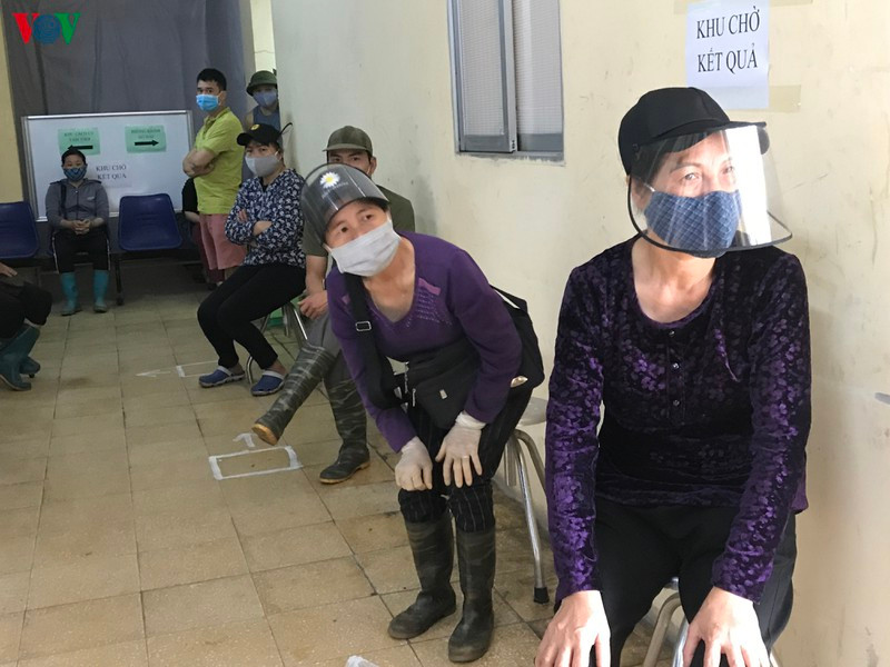 Việc lấy mẫu xét nghiệm nhanh tại các khu chợ được nhiều người dân và tiểu thương quan tâm, ủng hộ.