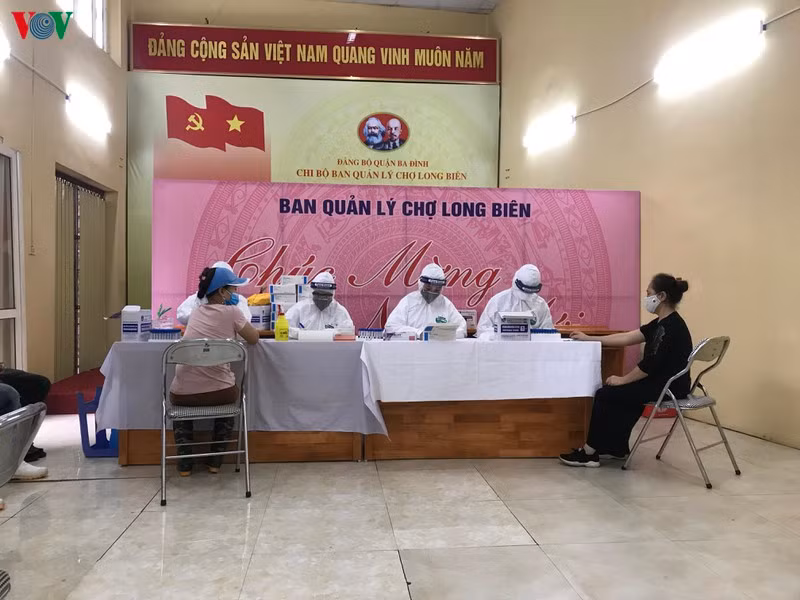 Nhân viên CDC Hà Nội lấy mẫu xét nghiệm nhanh Covid-19 cho người dân chỉ trong khoảng thời gian không quá 20 phút/mẫu.
