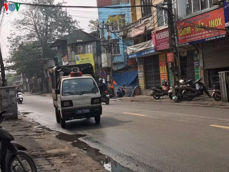 Bên cạnh đó, lực lượng chức năng trên địa bàn Thành phố Hà Nội cũng tích cực tuần tra, chấn chỉnh một số hộ kinh doanh mặt hàng không thiết yếu vẫn còn mở cửa hoạt động./.