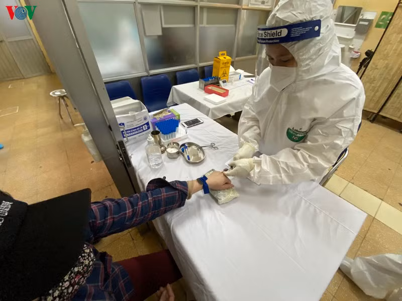 Ông Nguyễn Xuân Trung, Trưởng phòng Y tế quận Hoàng Mai cho biết, đã rà soát, thống kê được khoảng 300 hộ kinh doanh trong chợ và tiến hành triển khai việc lấy mẫu xét nghiệm nhanh trong 2 ngày cuối tuần theo yêu cầu của UBND TP Hà Nội.