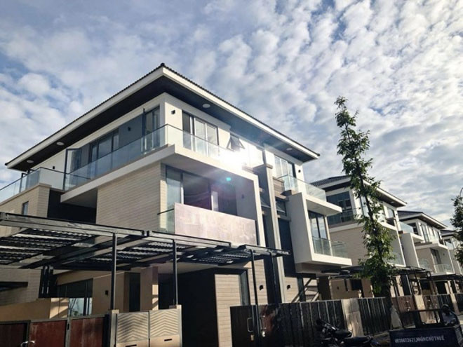 Ngoài căn nhà tại thành phố biển, nam ca sĩ còn sở hữu nhiều căn villa khác tại TP.HCM, Long An.