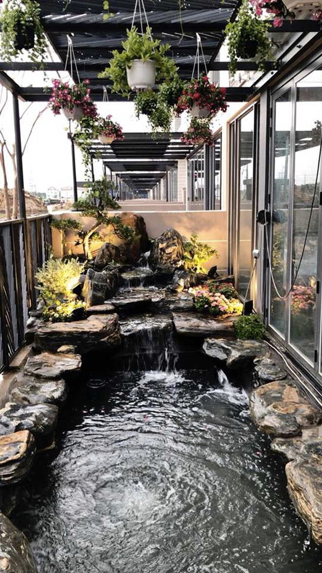 Đặc biệt, nam ca sĩ đã đầu tư hơn 1 tỷ để đầu tư hồ cá Koi. Số lượng đá được sử dụng để làm hồ trên 10 tấn và phải dùng tới 2 xe cẩu mới hoàn thành hồ cá rộng lớn này.