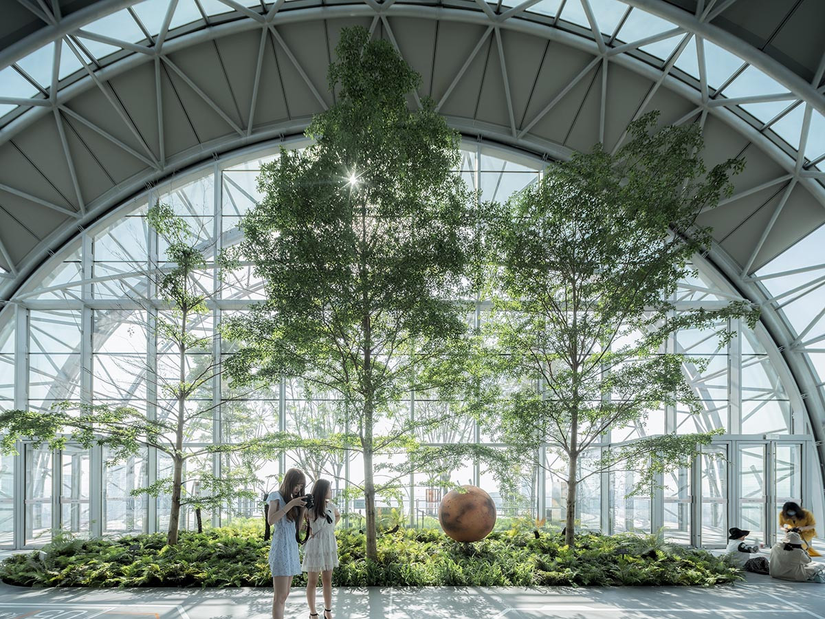 Ngoài ra, The Crystal còn có cả một công viên bên trong và một đài quan sát với các tấm kính trong suốt có thể nhìn xuống dưới từ độ cao hàng trăm mét.