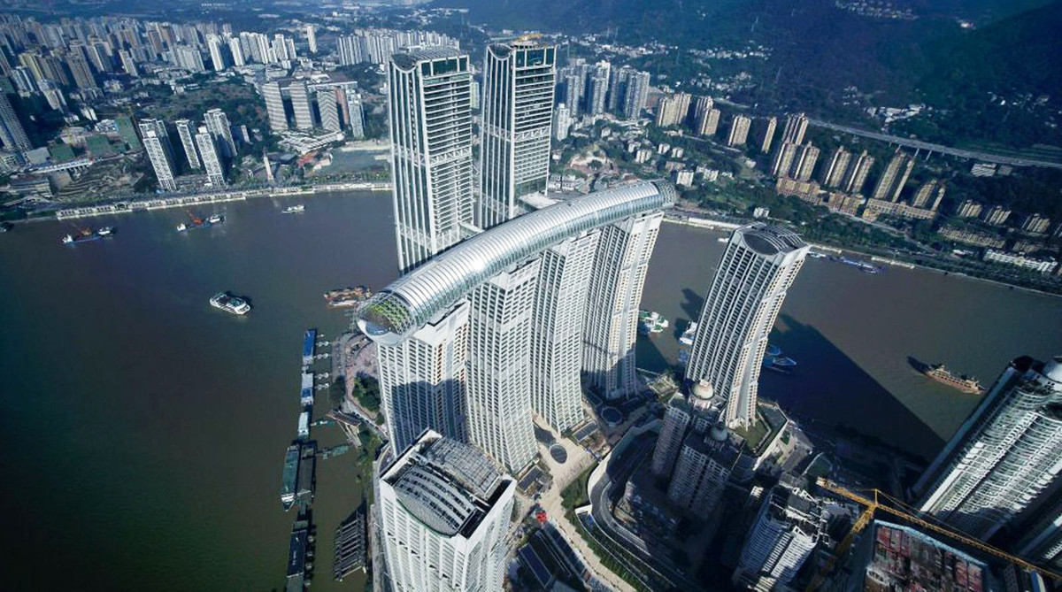 Tổ hợp Raffles City Chongqing có 8 tháp, trong đó 6 tòa cao 250 m và hai tòa cao 350 m, bao gồm khu nhà ở, chung cư cao cấp, văn phòng, căn hộ dịch vụ và khách sạn.
