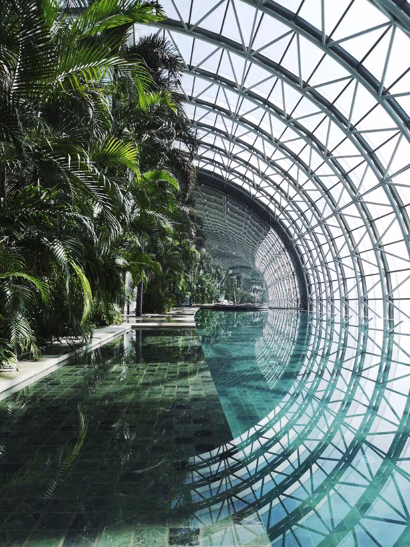 Cấu trúc bằng kính và thép bao quanh giúp tòa nhà đón ánh sáng tự nhiên, du khách có tầm nhìn bao quát và có thể ngắm cảnh vườn quanh cả năm.