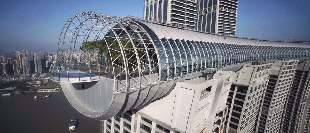 Rộng 15.000m2, bên trong tòa nhà có rất nhiều nhà hàng, quán bar, phòng tổ chức sự kiện, bể bơi vô cực và sảnh khách sạn.