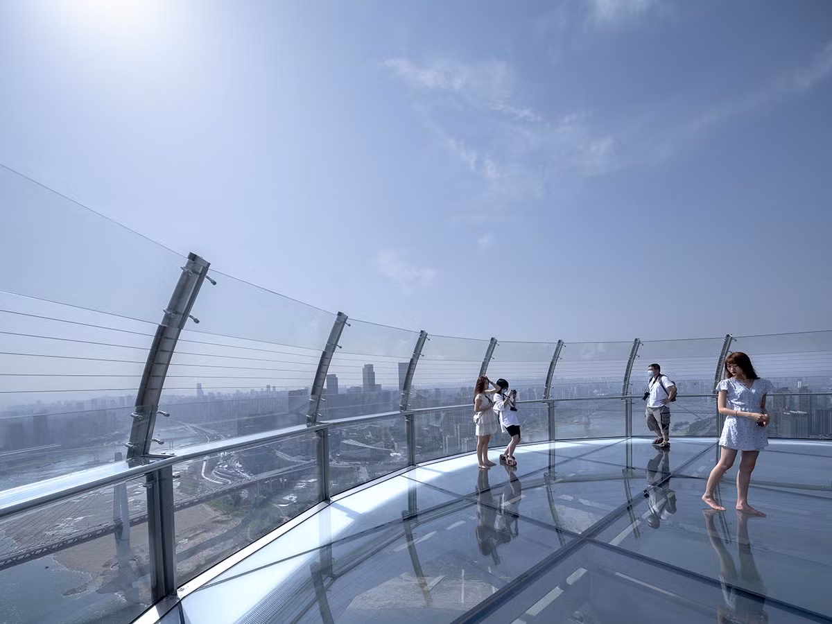 Đặc biệt, cao ốc còn có đài quan sát đáy kính cao nhất ở miền tây Trung Quốc, rộng hơn 1.500 m.