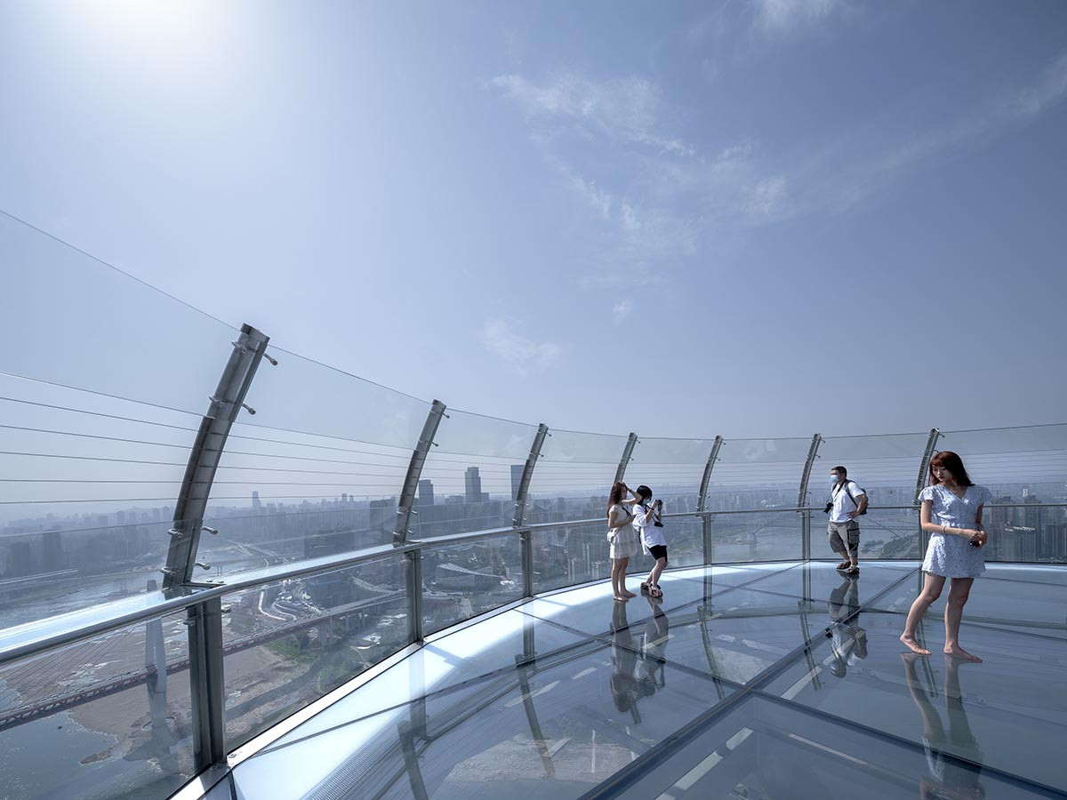 Đặc biệt, cao ốc còn có đài quan sát đáy kính cao nhất ở miền tây Trung Quốc, rộng hơn 1.500 m.