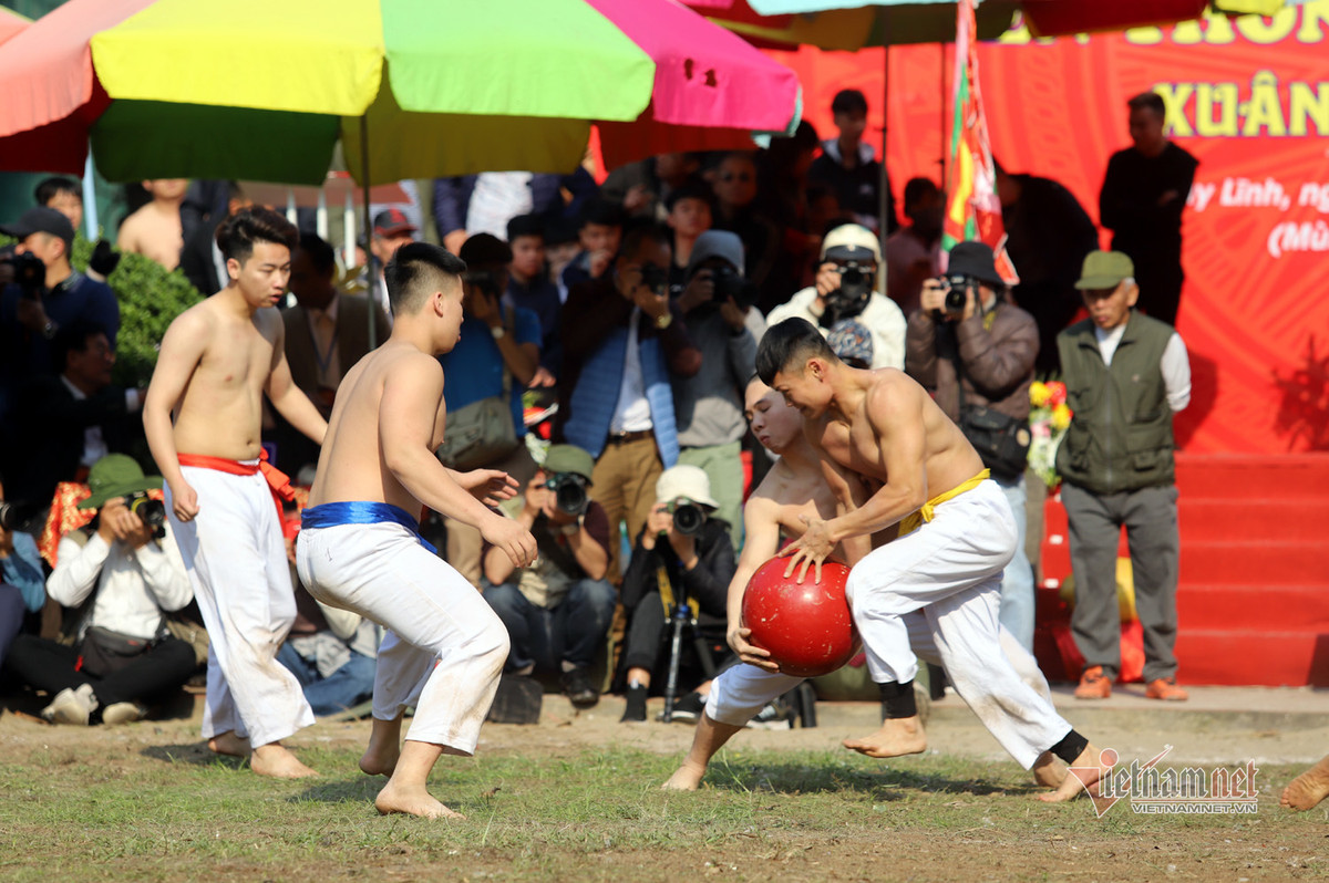 Những quả cầu thay vì làm bằng gỗ mít như mọi năm được thay bằng cao su nặng từ 12kg, 10kg và 8kg. Quả nặng nhất được sử dụng cho trận chung kết chiều qua