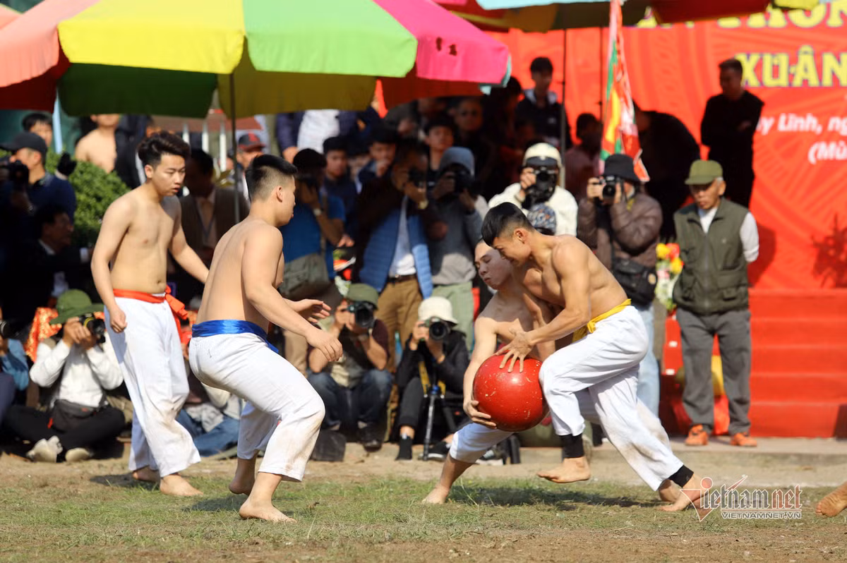 Những quả cầu thay vì làm bằng gỗ mít như mọi năm được thay bằng cao su nặng từ 12kg, 10kg và 8kg. Quả nặng nhất được sử dụng cho trận chung kết chiều qua
