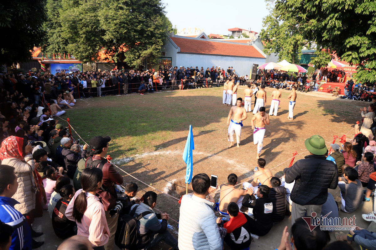 Trên tinh thần thể thao, đoàn kết, trận đấu diễn ra vui vẻ mang lại nhiều niềm vui trong năm mới